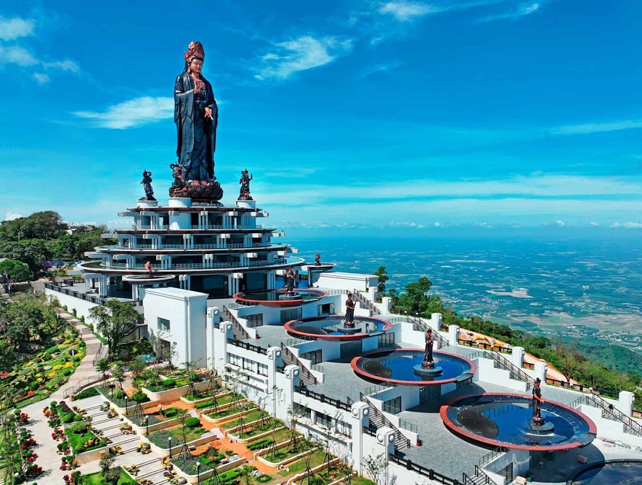 tuong phat o khu du lich nui ba den tay ninh